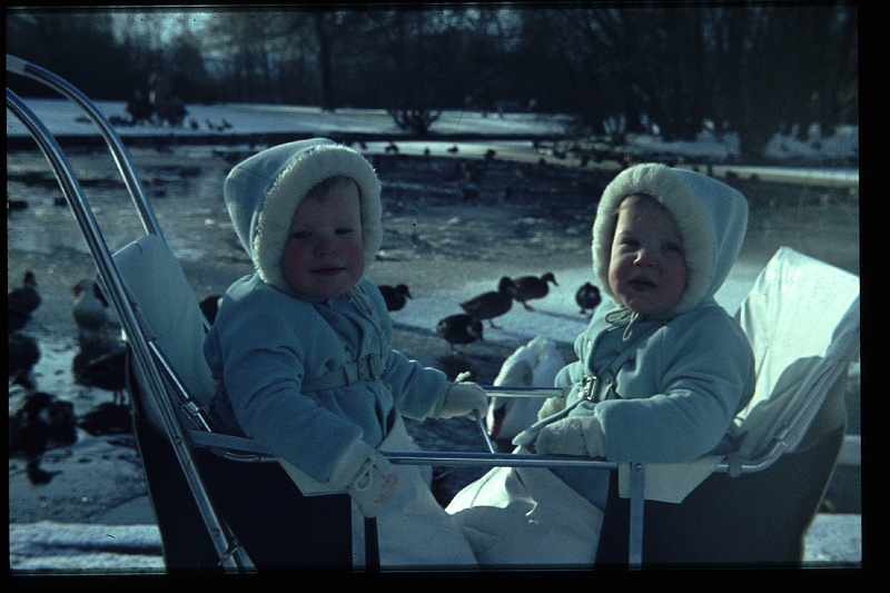 15.Wilhelminapark dec 1964 Brigitte,Marion.JPG